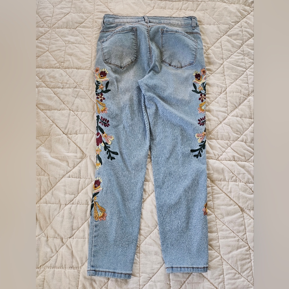 Sandpiper-Floral Embroidered Distressed Jeans- Size 8P - Picture 2 of 9